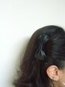 Peigne à cheveux en plastique noir à grand noeud noir