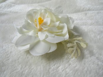 Pince clip à cheveux broche composition florale blanche