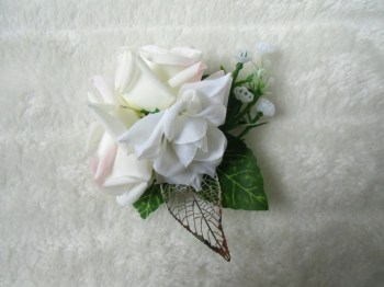 Pince clip à cheveux broche composition florale roses blanches