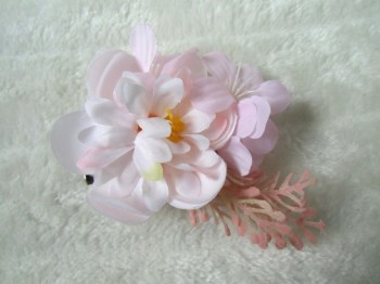 Pince clip à cheveux broche composition florale rose pâle