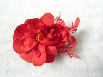 Pince clip à cheveux broche composition florale rouges