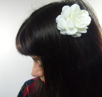 Pince clip à cheveux fleur pivoine en tissu ivoire