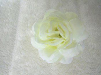 Pince clip à cheveux fleur pivoine en tissu ivoire