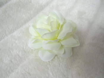 Pince clip à cheveux fleur pivoine en tissu ivoire
