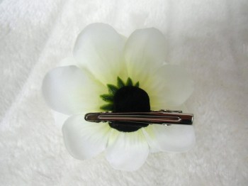 Pince clip à cheveux fleur pivoine en tissu ivoire