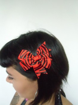 Pince clip à cheveux noeud tissu zébré rouge et blanc