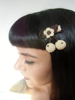 Pince clip à cheveux cerises en crochet beige