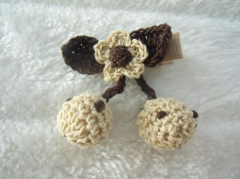 Pince clip à cheveux cerises en crochet beige