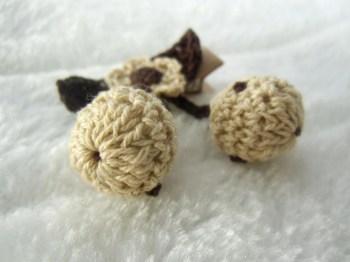 Pince clip à cheveux cerises en crochet beige