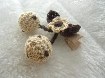 Pince clip à cheveux cerises en crochet beige