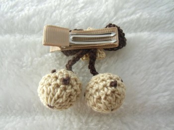 Pince clip à cheveux cerises en crochet beige