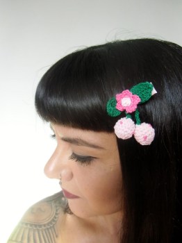 Pince clip à cheveux cerises en crochet rose pâle