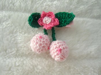 Pince clip à cheveux cerises en crochet rose pâle