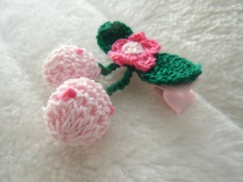 Pince clip à cheveux cerises en crochet rose pâle