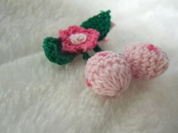 Pince clip à cheveux cerises en crochet rose pâle