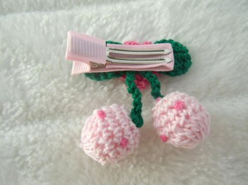 Pince clip à cheveux cerises en crochet rose pâle