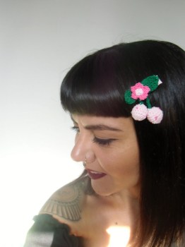 Pince clip à cheveux cerises en crochet rose pâle