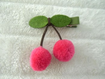 Pince clip à cheveux cerises en laine rose fuchsia