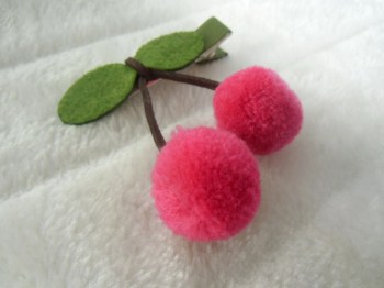 Pince clip à cheveux cerises en laine rose fuchsia