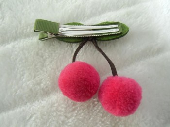 Pince clip à cheveux cerises en laine rose fuchsia