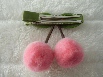Pince clip à cheveux cerises en laine rose pâle