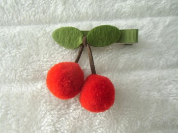 Pince clip à cheveux cerises en laine rouge