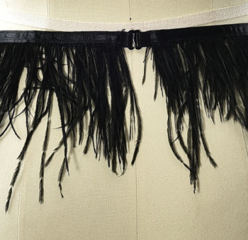 porte-jarretelles-harnais-plumes-autruche-noires-8