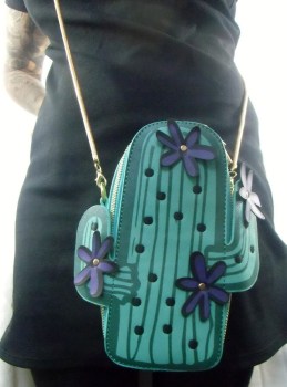 Sac à main original forme cactus à fleurs violettes