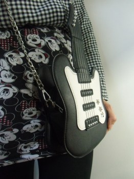 Sac à main rock guitare noir et blanc original