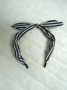 Serre-tête original fin et rigide tissu rayé noir