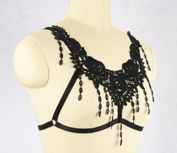 Soutien-gorge burlesque harnais crochet roses larmes