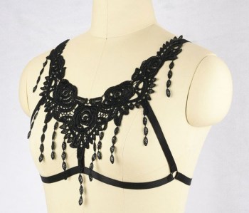 Soutien-gorge burlesque harnais crochet roses larmes