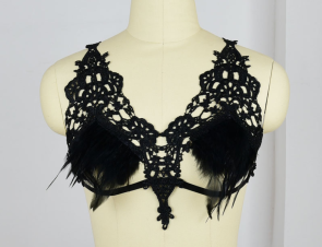 Soutien-gorge burlesque harnais crochet et plumes noires