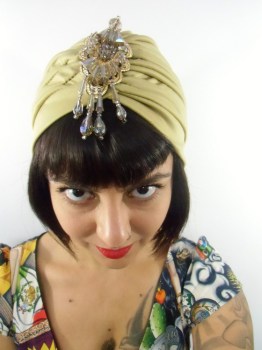 Bonnet turban original avec bijou en perles au front