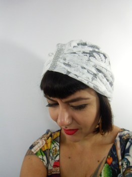 Bonnet turban original rétro en dentelle blanche à strass