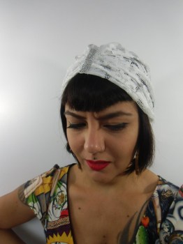 Bonnet turban original rétro en dentelle blanche à strass