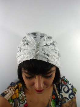 Bonnet turban original rétro en dentelle blanche à strass