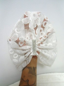 Bonnet turban original rétro en dentelle blanche à strass