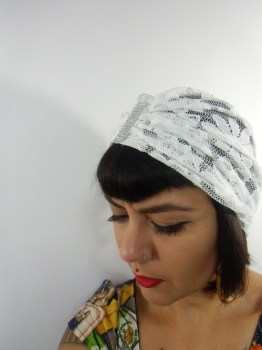 Bonnet turban original rétro en dentelle blanche à strass