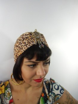 Bonnet turban original avec bijou en perles au front