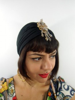 Bonnet turban original avec bijou en perles au front