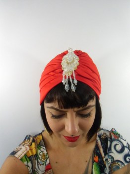 Bonnet turban original avec bijou en perles au front